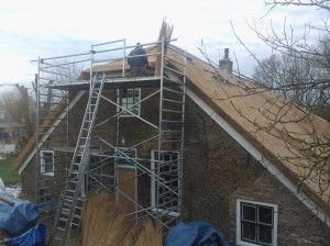 Rietdekkersbedrijf De Bruin & Zn zetten de laatste puntjes op de ï, het dak is klaar!