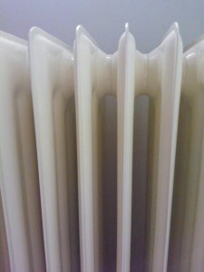 De oude lamellen radiatoren in het voorhuis strak geschilderd en aangesloten.. hopelijk blijkt geen van allen lek straks bij het testen van de cv!